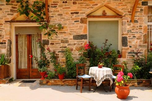 casa de piatra cu trandafiri